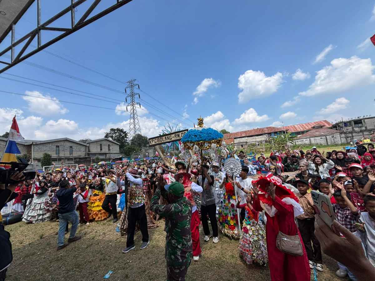 Parade Budaya Meriah Ramaikan HUT ke-81 RI di Desa Teluk Pinang Bogor