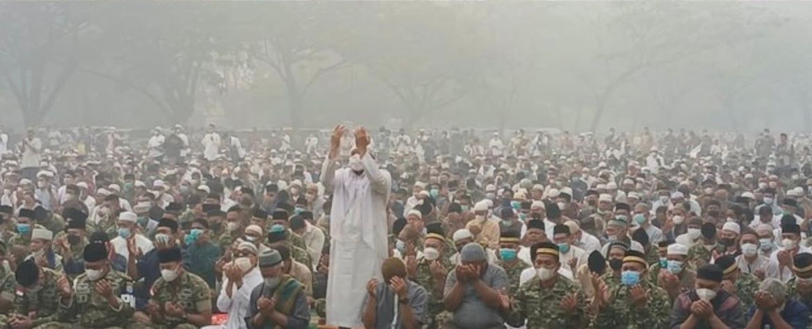 Ribuan Warga Pontianak Salat Minta Hujan di Tengah Kepungan Kabut Asap