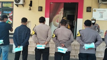 Antisipasi Dampak Abu Vulkanik Anak Krakatau, Polres Bogor Bagikan Ribuan Masker