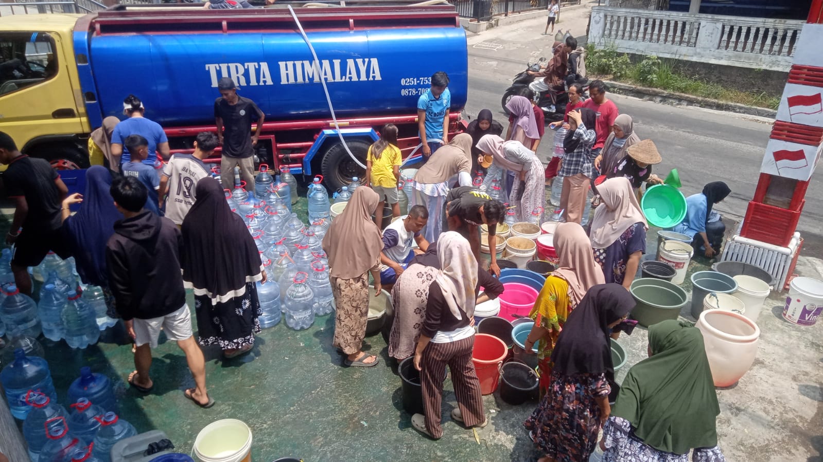 Foto-foto Distribusi Bantuan Air Bersih di Kp Bojong Neros, Cibungbulang, Bogor