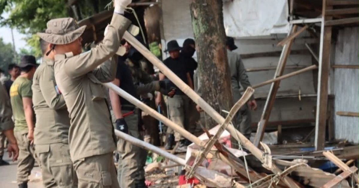 Ratusan Bangunan Liar Disepanjang Irigasi Kecamatan Ciseeng Dibongkar