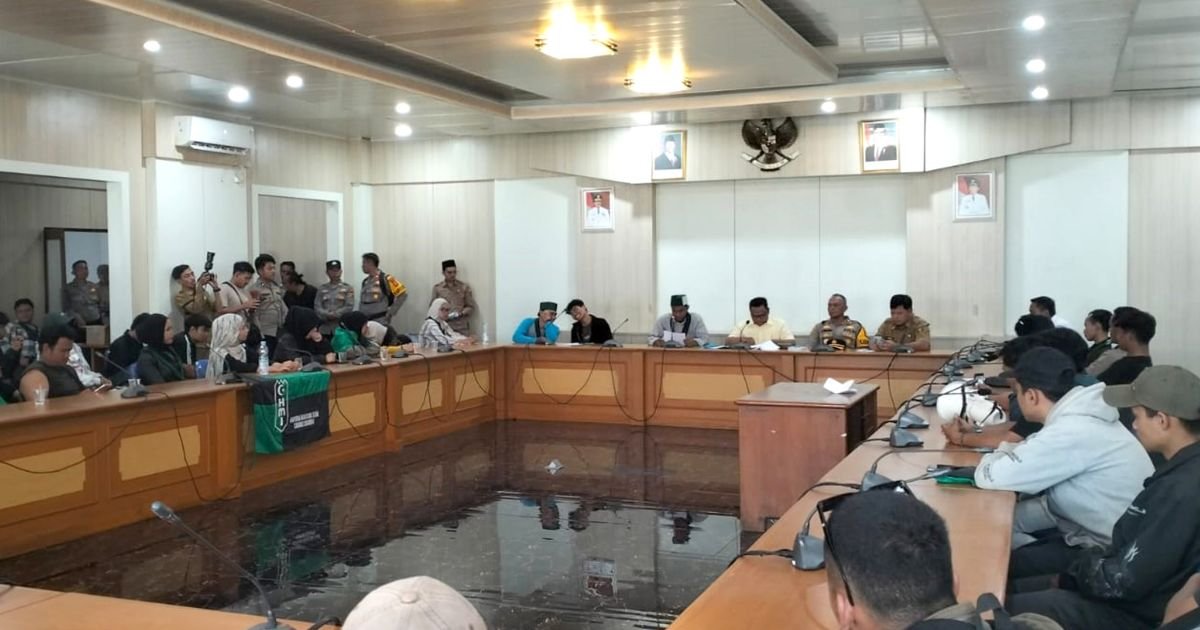 HMI Sukabumi Sampaikan Lima Tuntutan Nasional dalam Aksi di DPRD, Ketua DPRD Siap Teruskan Aspirasi ke Pusat