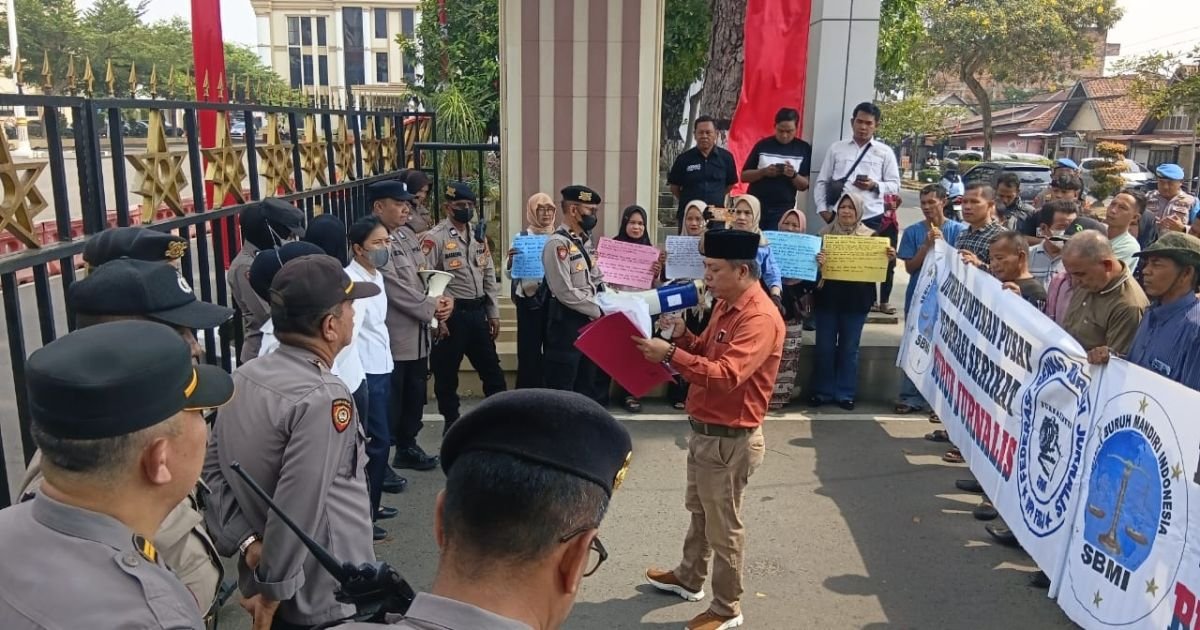 Warga Desa Sipin Teluk Duren dan SBMI Gelar Aksi di Mapolda Jambi dan Kantor Gubernur, Tuntut Pelanggaran PT SATU Segera Ditindak