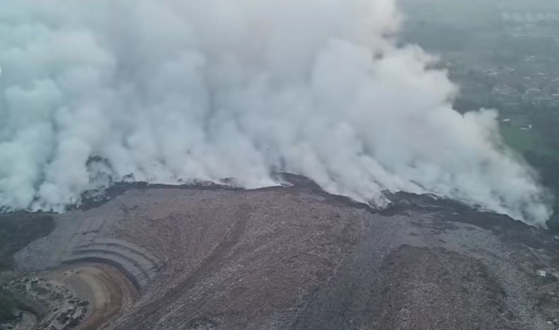 Helikopter Water Bombing TNI AU Beraksi Padamkan Api di TPA Galuga Bogor