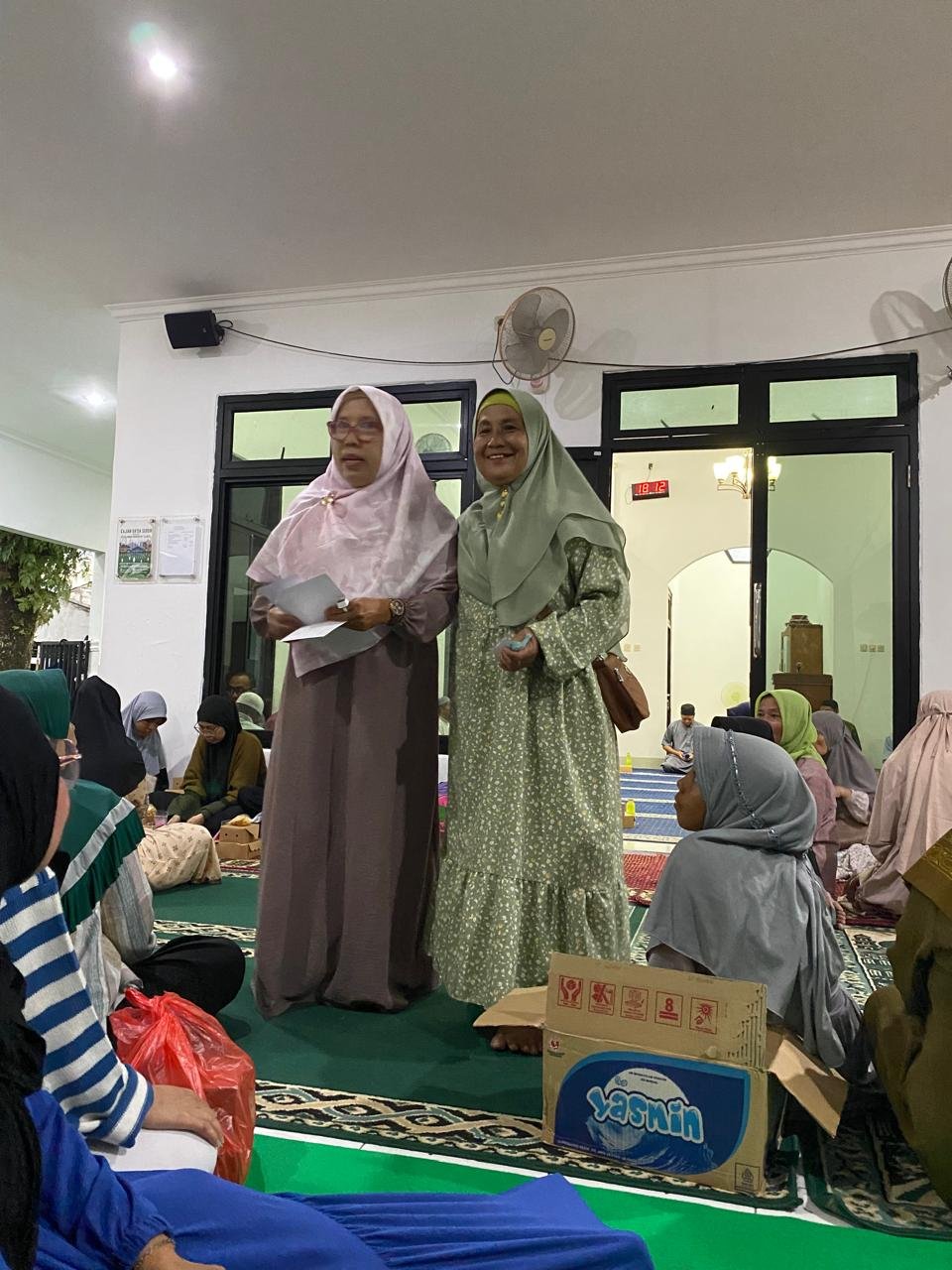 Warga RT 06/12 Taman Pagelaran Ciomas Santuni 74 Yatim Piatu