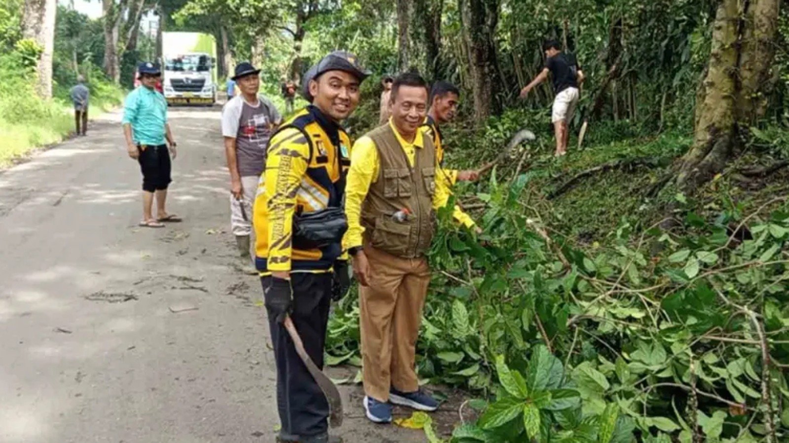Sinergi Dinas PU dan Kecamatan Bojonggenteng Jaga Kebersihan Jalan Balitri–Pakuwon
