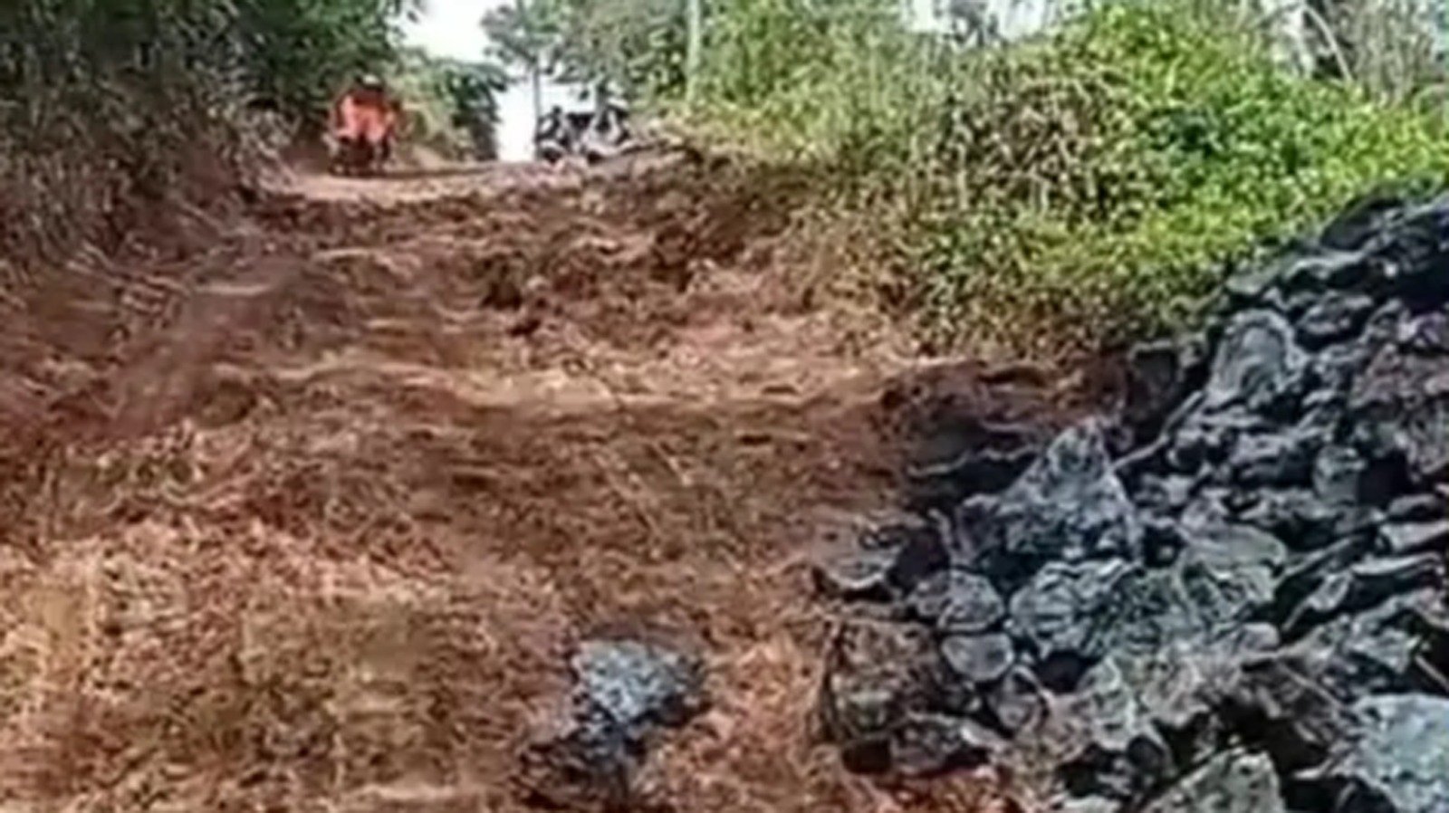 “Tanjakan Bagong”, Bentuk Protes Warga atas Jalan Rusak di Pabuaran Sukabumi