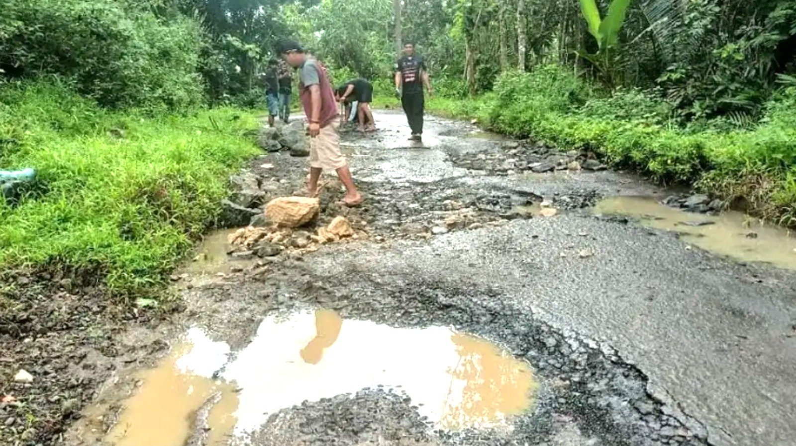 Jalan Penghubung Antar Kecamatan Rusak, Warga Harap Pemkab Sukabumi Turun Tangan