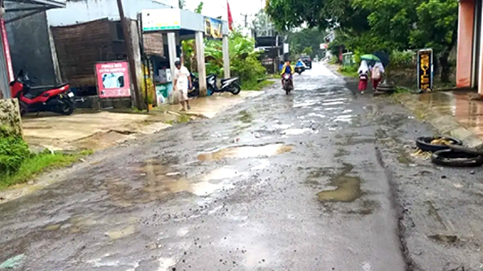 Aspal Mengelupas, Jalan Pasiripis–Ciracap Kembali Dikeluhkan Warga, Dinas PU Minta Pelaksana Perbaiki Kembali
