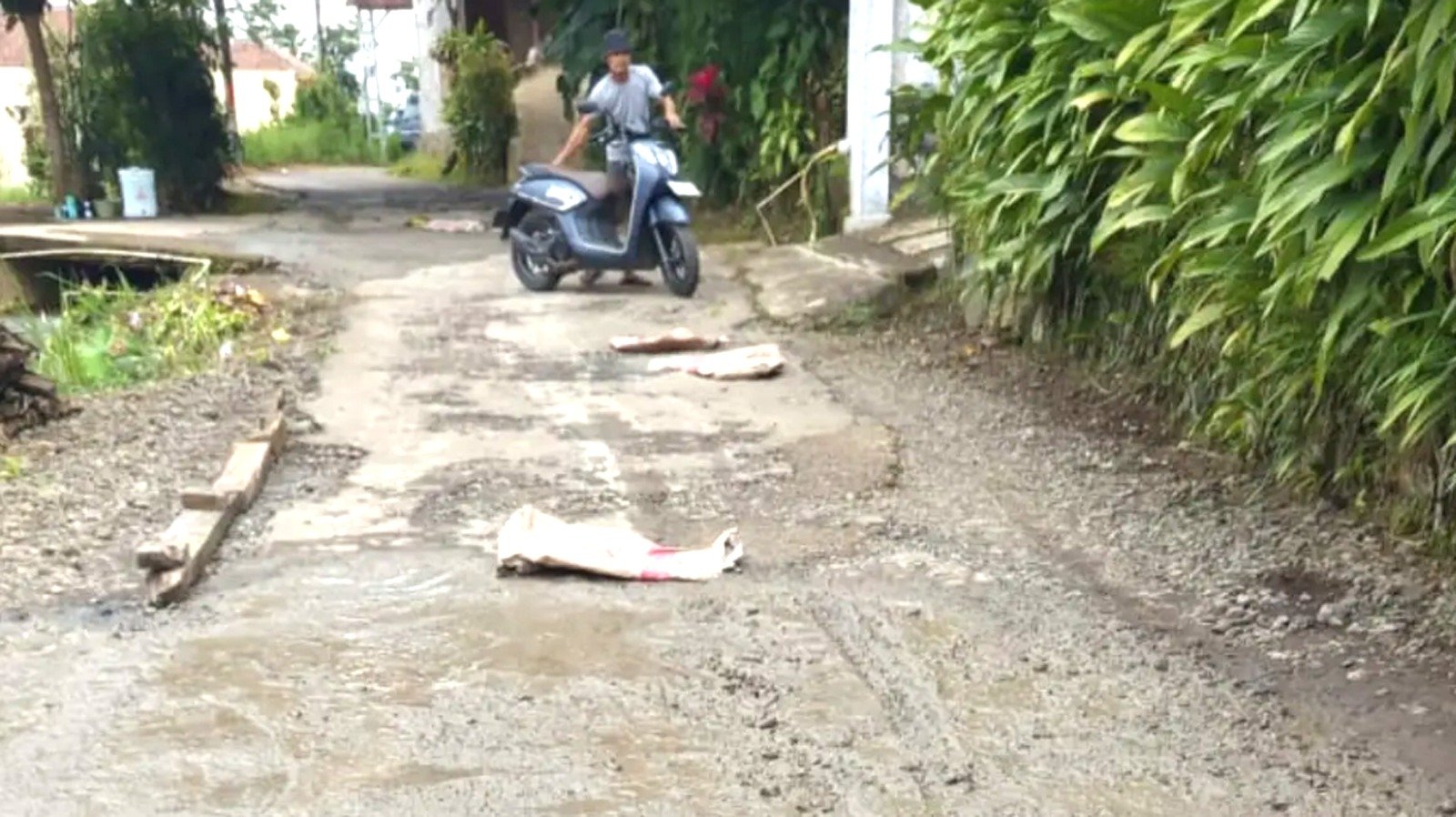 Sambil Menunggu Pemerintah, Warga Girijaya Benahi Jalan Secara Swadaya