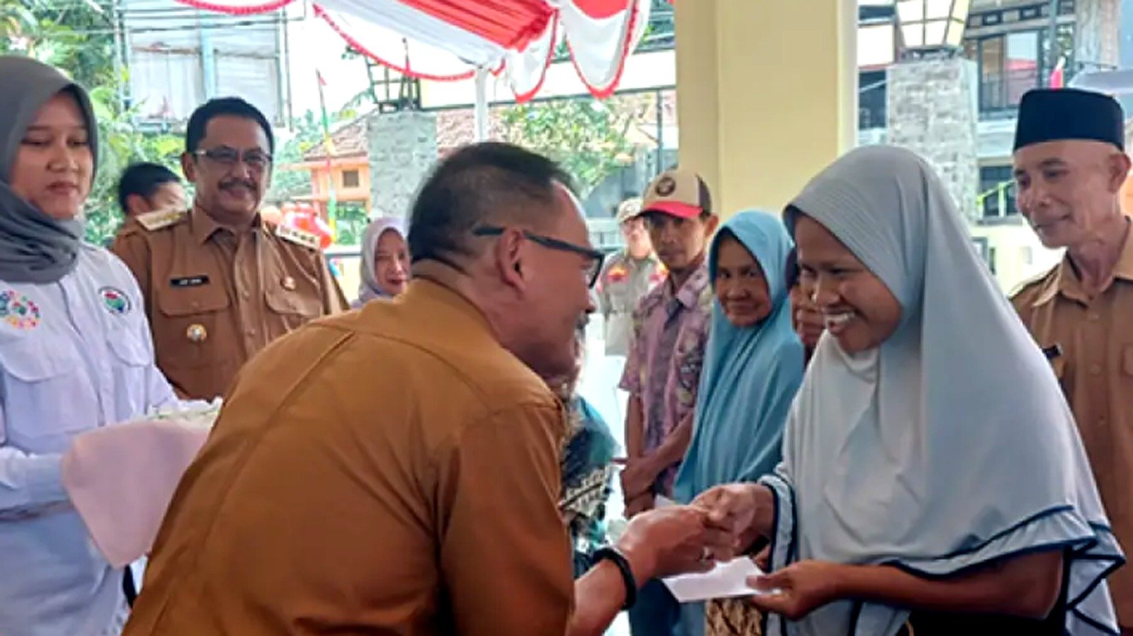 Didampingi Kadis PU, Bupati Sukabumi Resmikan Kantor Kecamatan, IGD, dan Jembatan