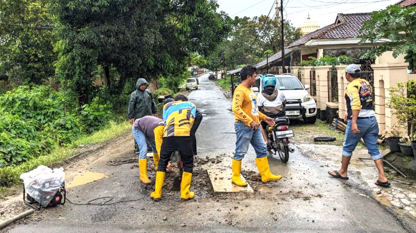 Jalan Surade-Kedaleman Amblas, DPU Sukabumi Lakukan Penanganan Darurat