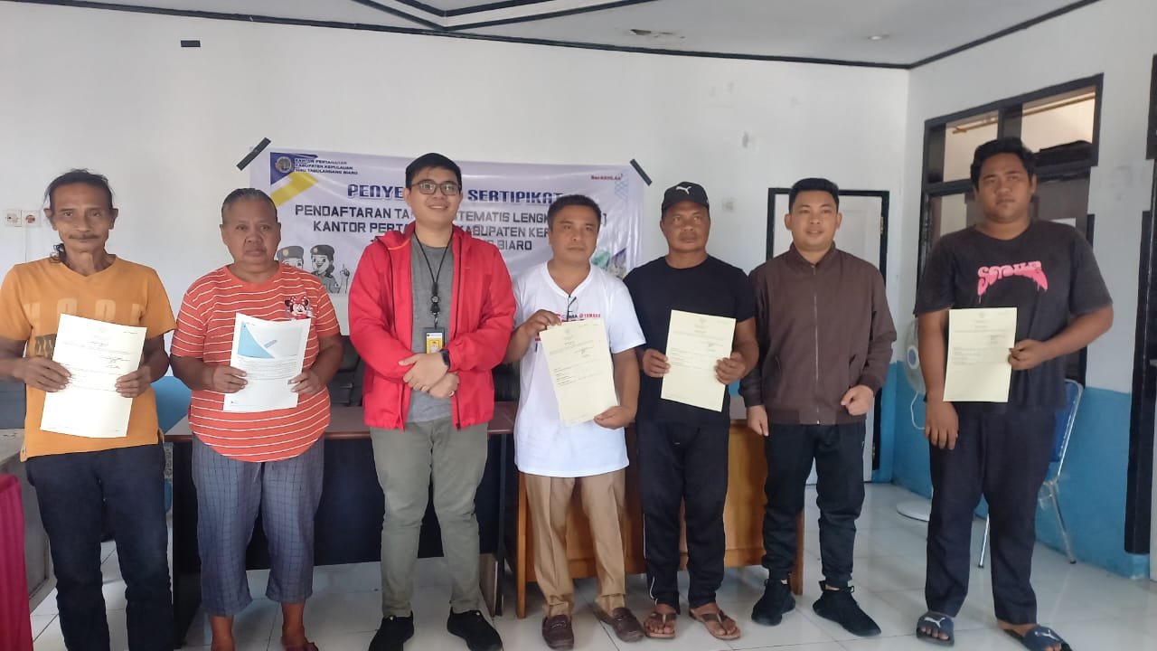 Pemerintah Kampung Kinali Siau Barat Utara Menyerahkan 60 Sertifikat PTSL
