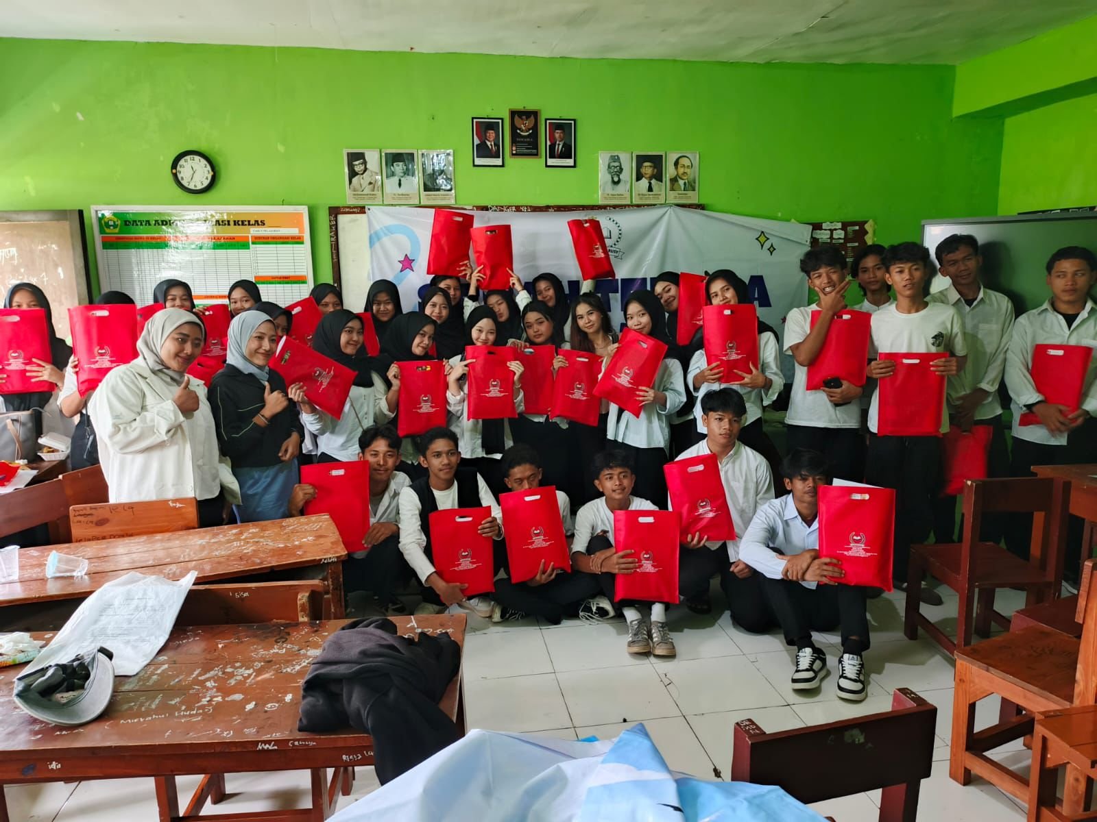 PKBM Ibnu Rusy dan IPSM Cijeruk Bagikan ATK Untuk Siswa/i Pokjar Kecamatan Cijeruk