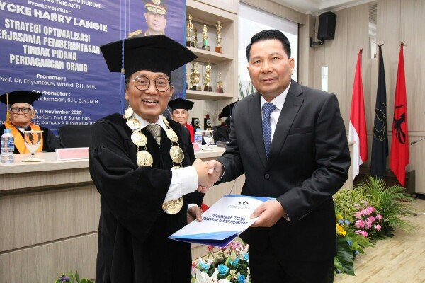 Kapolda Sulut Irjen Pol Roycke Harry Langie Resmi Sandang Gelar Doktor Ilmu Hukum dengan Predikat Cumlaude
