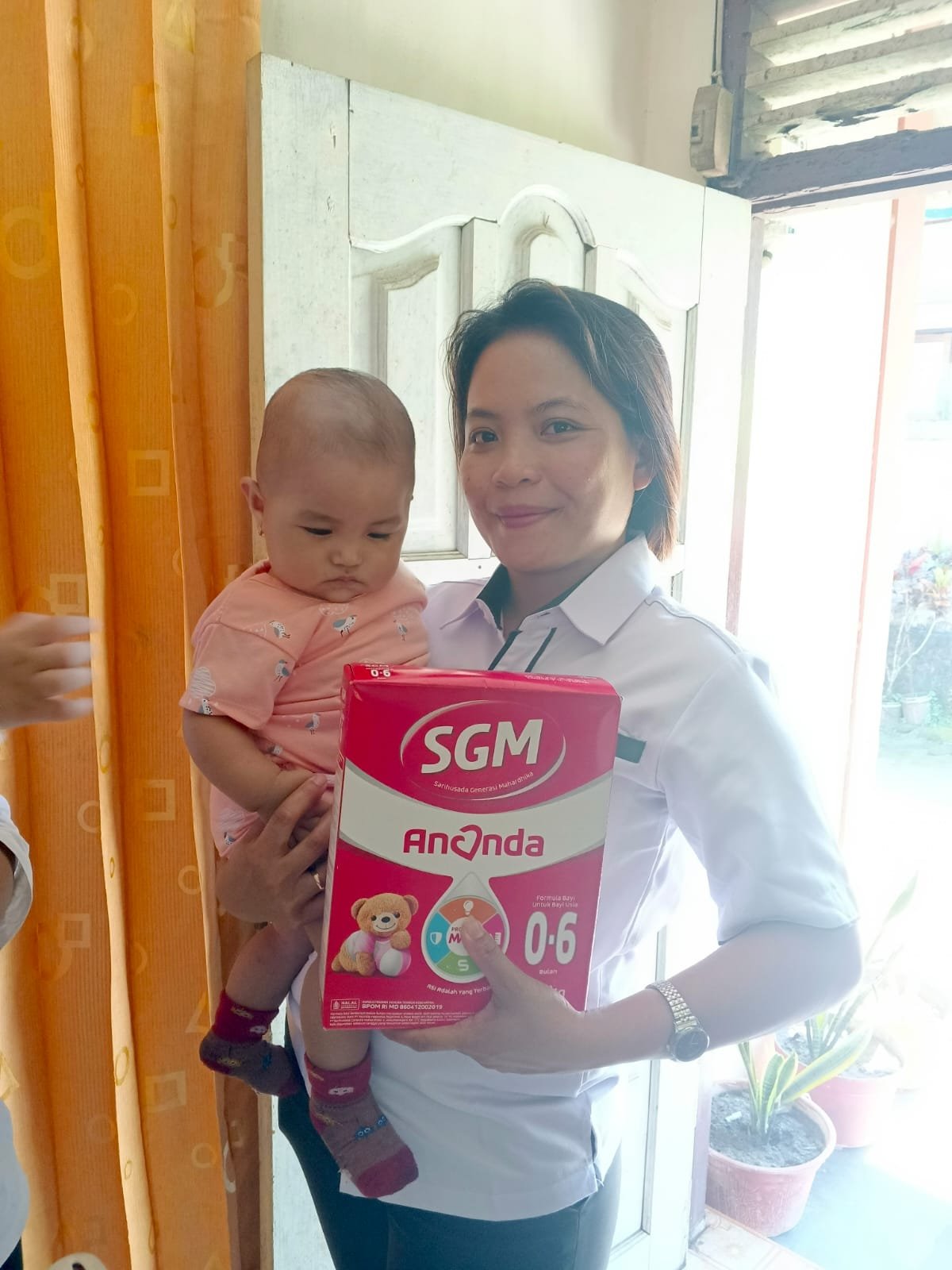 Kegiatan Penyaluran Vitamin dan Susu di Kampung Dompase