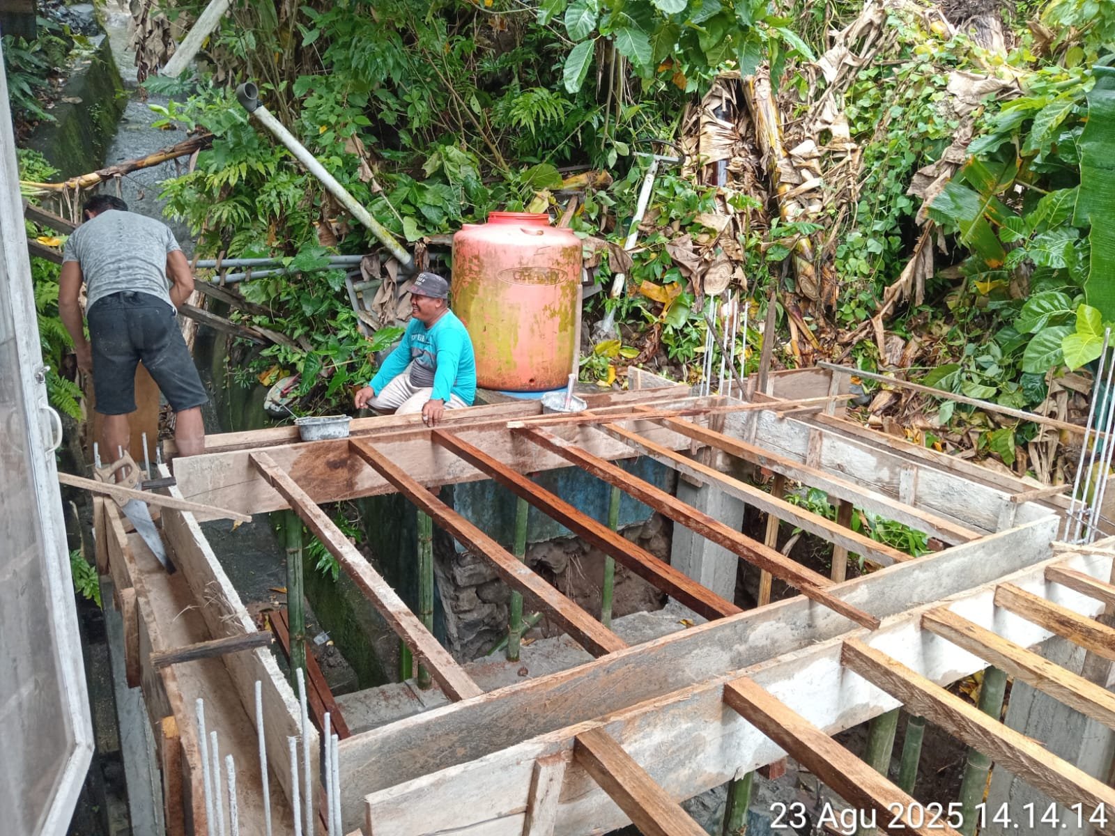 Pembangunan Peningkatan Kapasitas Kantor Kampung Kinali Berjalan Sesuai Rencana
