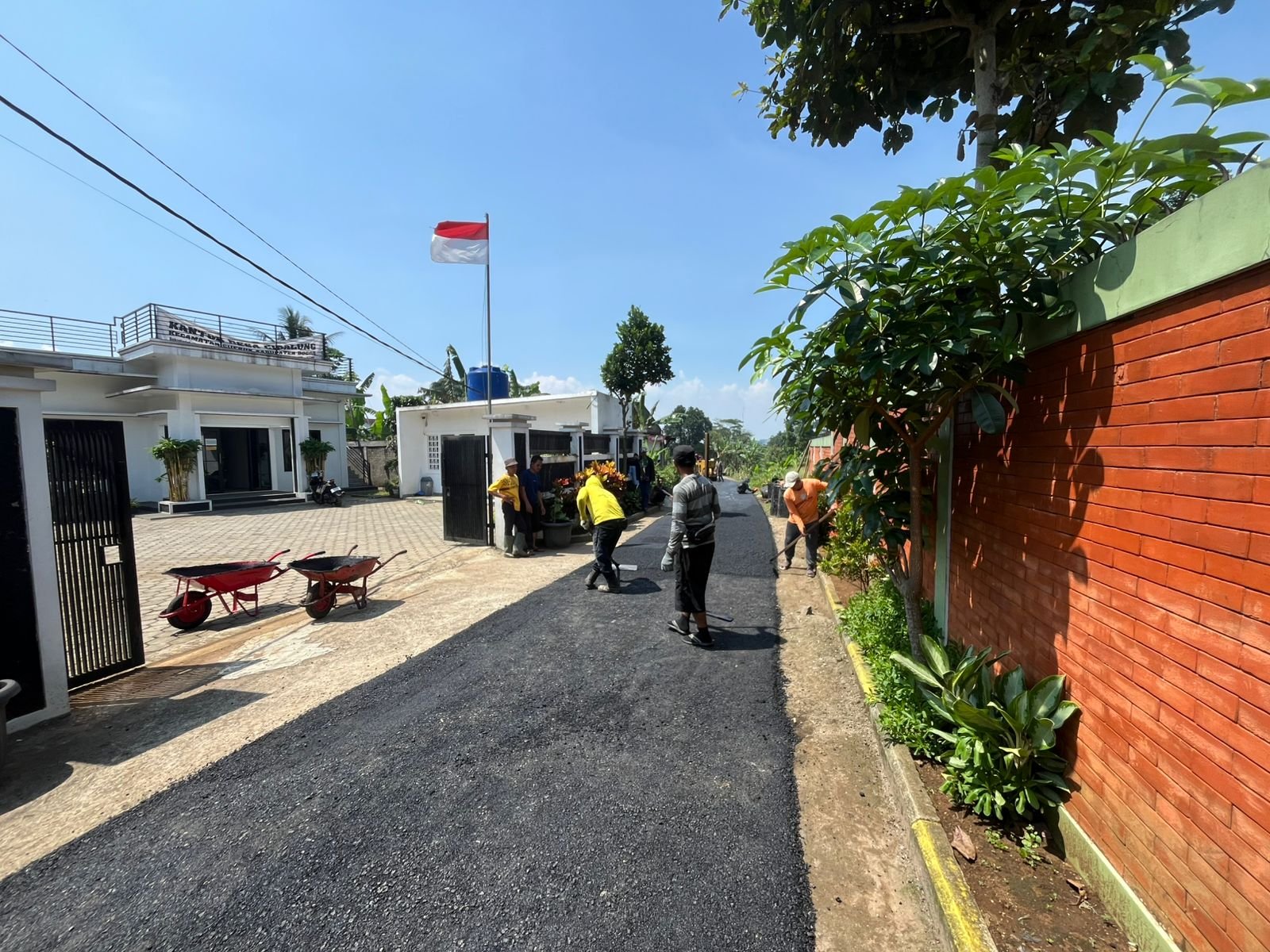 Manfaatkan Bankeu, Desa Cibalung Bangun Jalan dan Kantor Desa