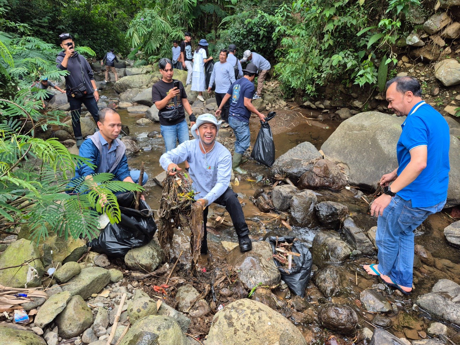 Peduli Kawasan Puncak, PT BAP Bareng BMSN Bagi-Bagi Bibit Gratis Peringati World Cleanup Day 2025