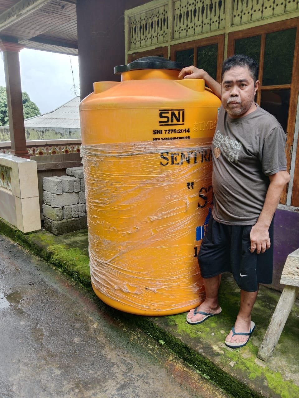 Pemerintah Kampung Winangun Serahkan Bantuan Tandon Air Bersih Bagi 16 KK dari Anggaran Sisa BLT