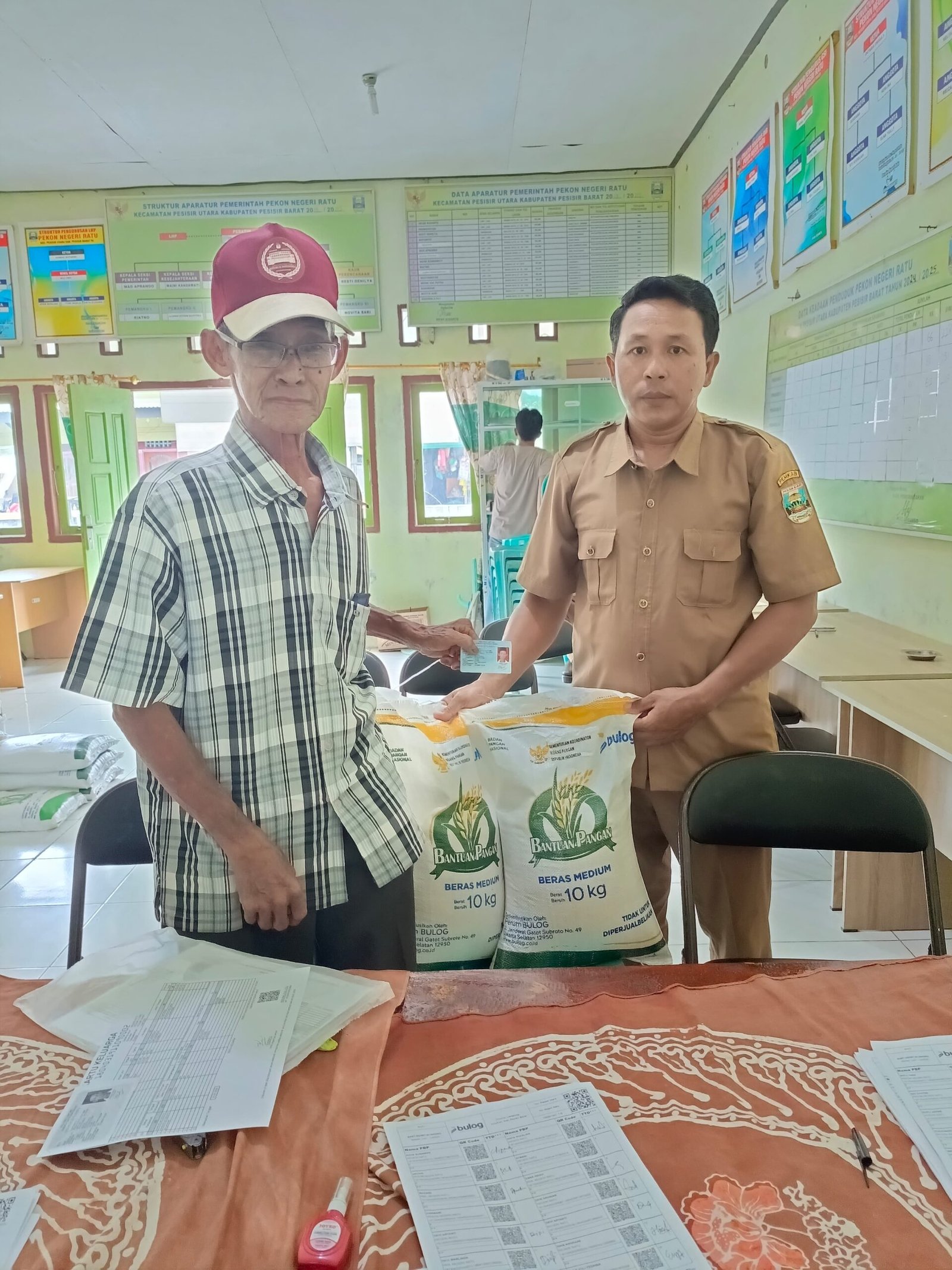 Pemerintah Pekon Negeri Ratu Kec Pesisir Utara Salurkan Beras CBP Kepada 74 KPM
