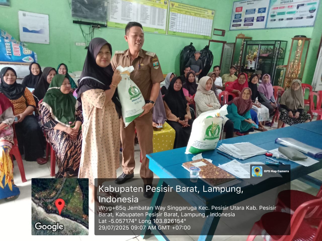 Pemerintah Pekon Kota Karang Kec Pesisir Utara Salurkan Beras CBP Kepada 81 KPM