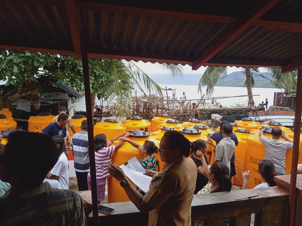 Kepala Kampung Pahepa Beri Bantuan 37 Unit Tandon Air Bersih Antisipasi Krisis Air Bersih
