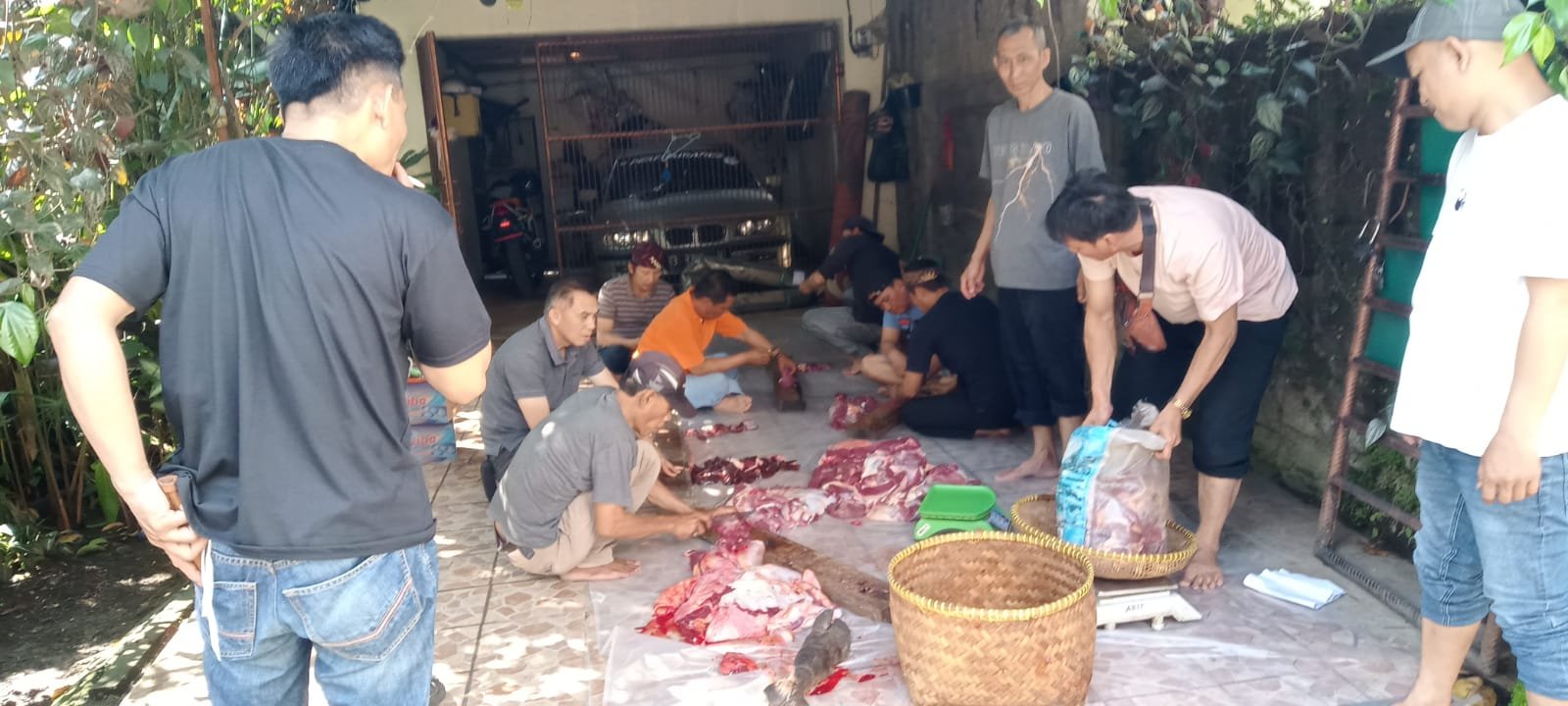 Keluarga Masyarakat Lampung di Kota Bandung Salurkan Daging Kurban 2 Ekor Sapi dari Kapolda Jabar