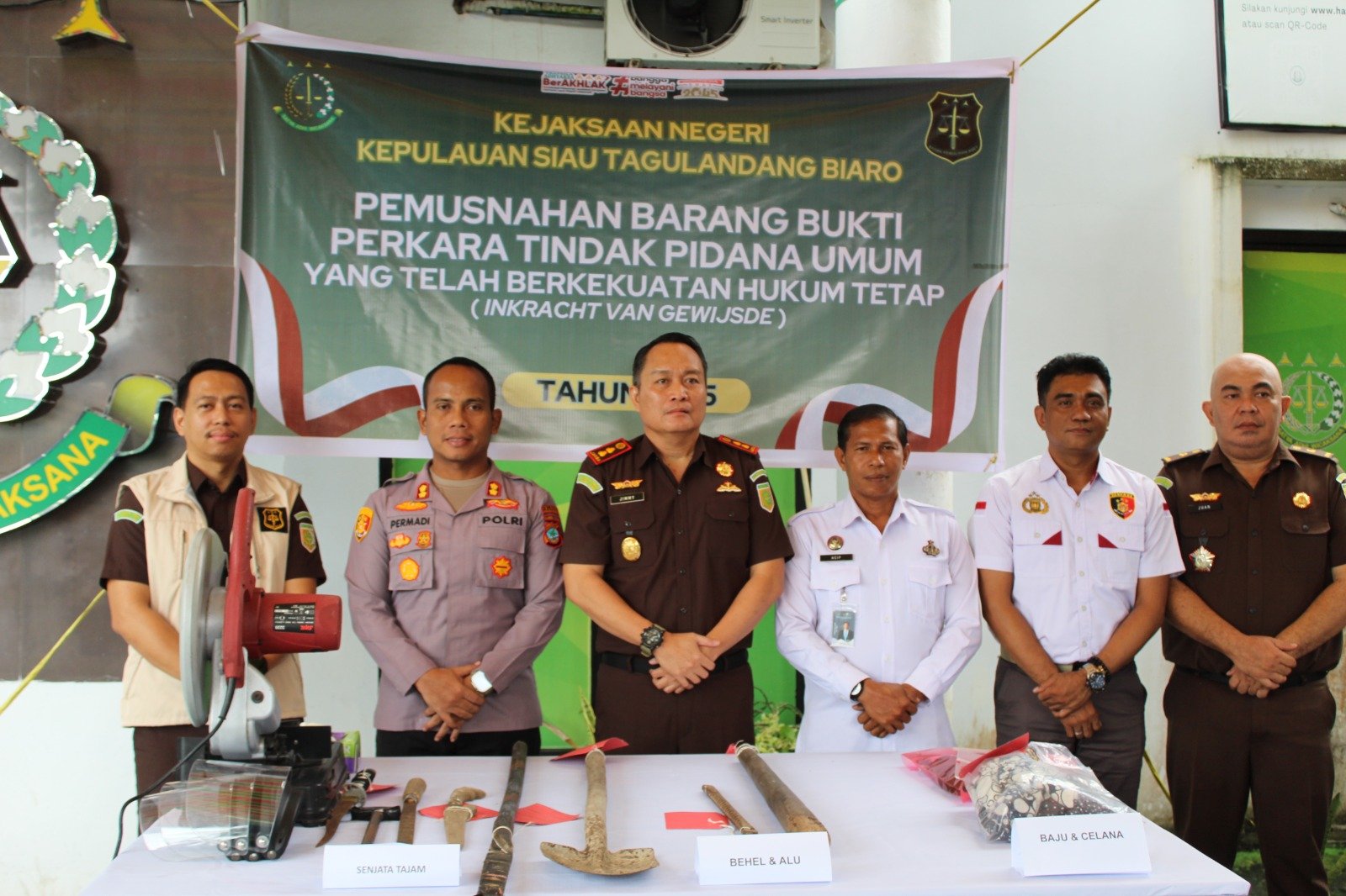 Kejari Sitaro Melaksanakan Pemusnahan 12 Barang Bukti Tindak Pidana Umum Periode Januari-Mei 2025