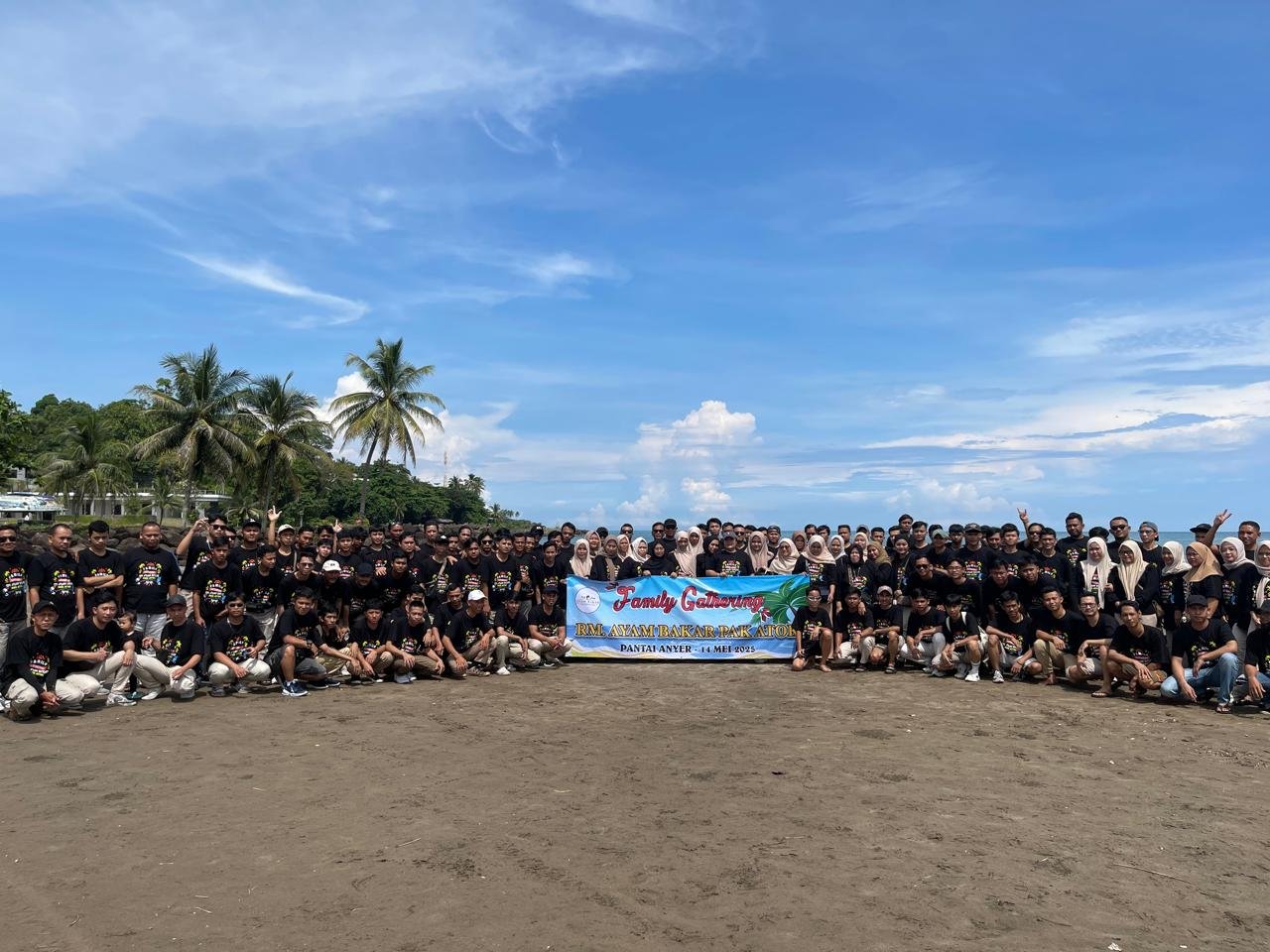 Karyawan RM Ayam Bakar Pak Atok Gelar Family Gathering Penuh Keceriaan di Pantai Anyer