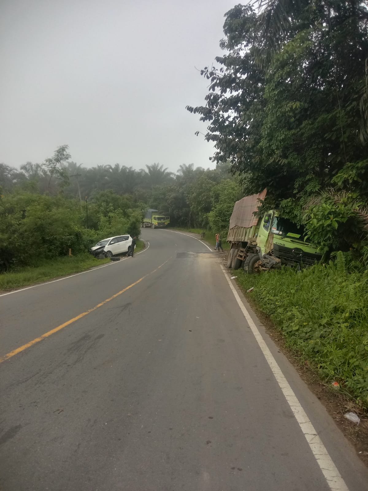 Truk Batubara dan Toyota Innova Alami Kecelakaan di Jalan Lintas Sumatera Pematang Pauh Tanjabbar, 1 Penumpang Dilarikan ke RS