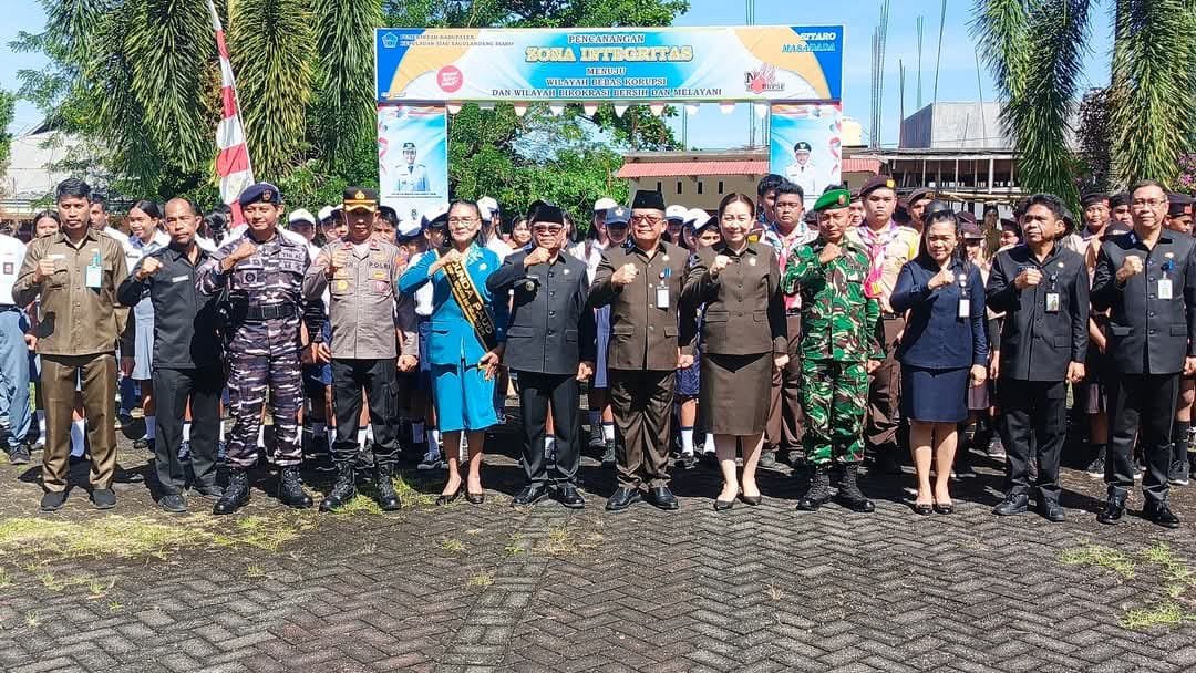 Pemkab Sitaro Laksanakan Upacara Bendera Peringati Hari Otonomi Daerah Ke 29 dan Hari Pendidikan Nasional 2025