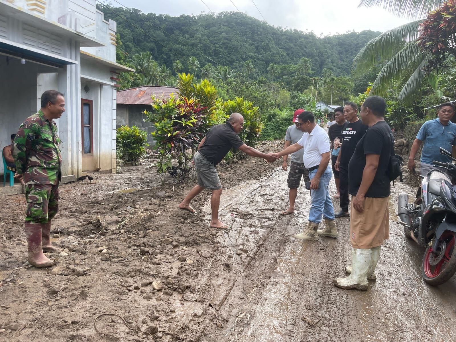 Wabub Sitaro Tinjau Lokasi Longsor di Desa Mulengen Tagulandang