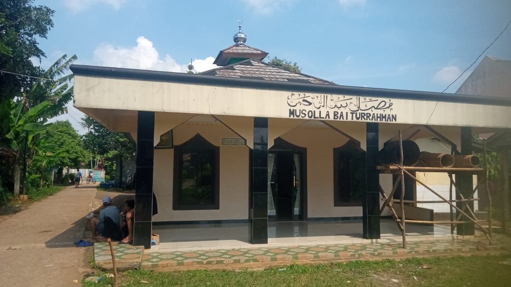 Warga Kampung Cipanggalur RT 01 RW 02 Desa Candali Aktif Membersihkan Lingkungan Mushola