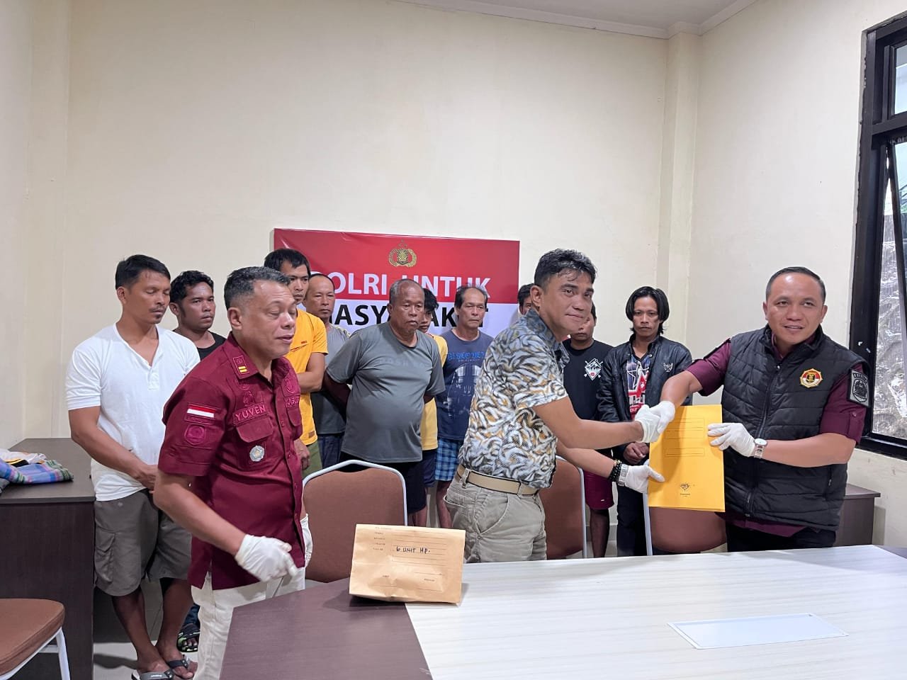 Polres Sitaro Serahkan 10 WNA Philipina ke Pihak Imigrasi Tahuna