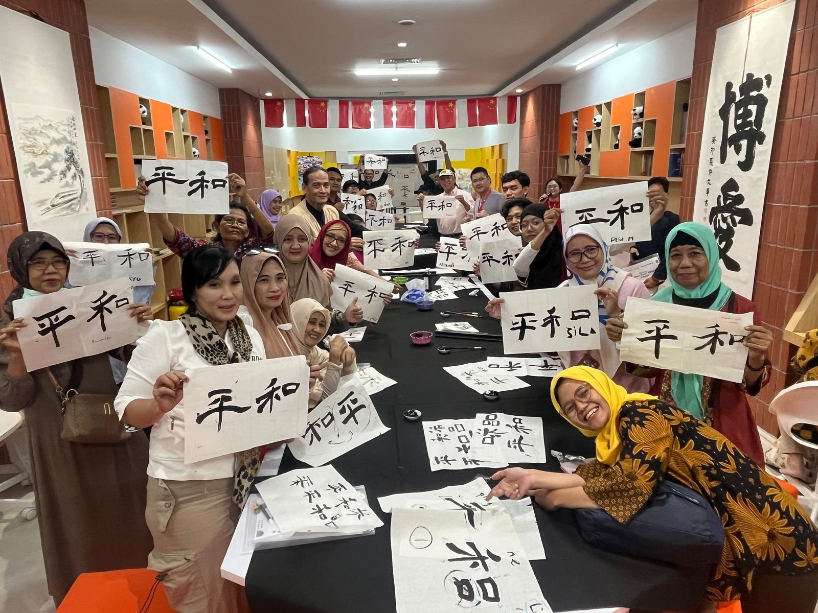 Menghubungkan Budaya Lewat Kaligrafi. China Space, Voist, dan Kedutaan Besar China Meriahkan Ramadhan