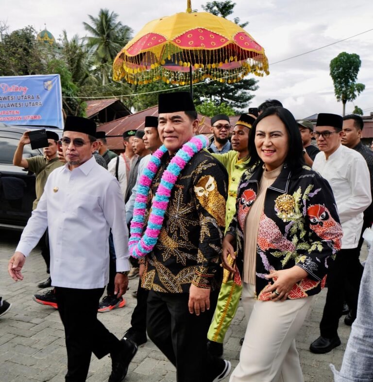 Safari Ramadhan, Gubernur Sulut YSK Bersama Istri Disambut Prosesi Adat di Bolmut