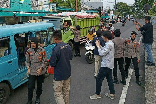 Kabid Humas Polda Sulut Pimpin Giat Bagi-bagi Takjil di Jalan Bethesda Manado