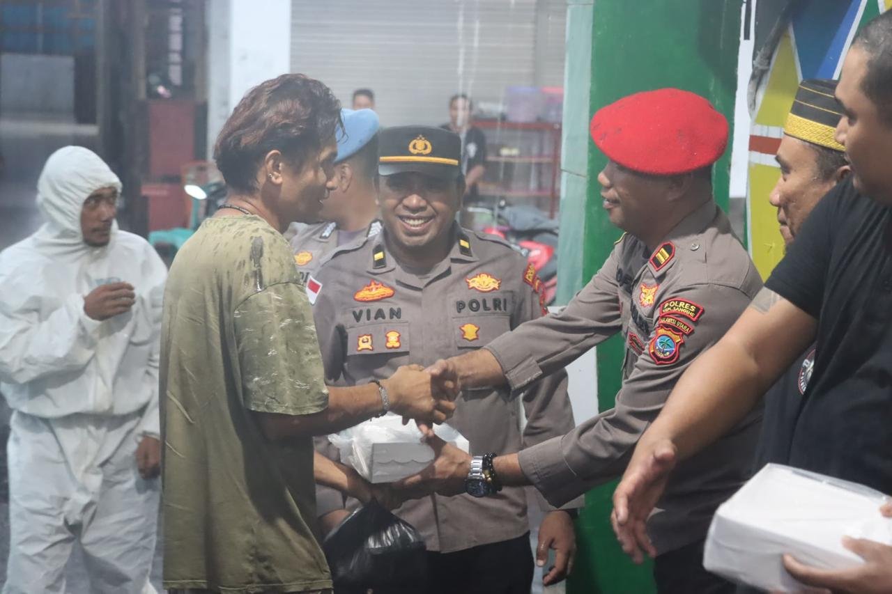 Polres Sitaro Bagi-bagi Takjil di Lingkungan Masjid Al Jihad Ulu Siau