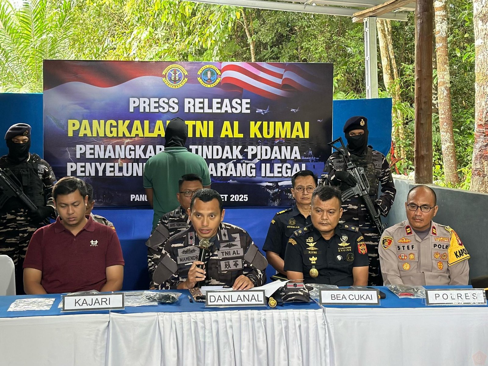 TNI AL & Bea Cukai Gagalkan Penyelundupan 167 Karung Pakaian Bekas Ilegal