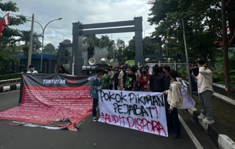 Dinilai Program Tidak Penting, Ratusan Aktivis Resolusi Mahasiswa Bogor Demo Tolak Pokir DPRD Pengadaan Videotron Rp 100 Miliar