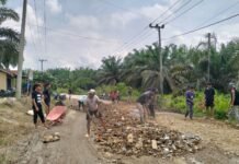 Cepat Tanggap, Koramil Tungkal Ulu bersama Warga Gotong Royong Perbaiki Jalan Rusak